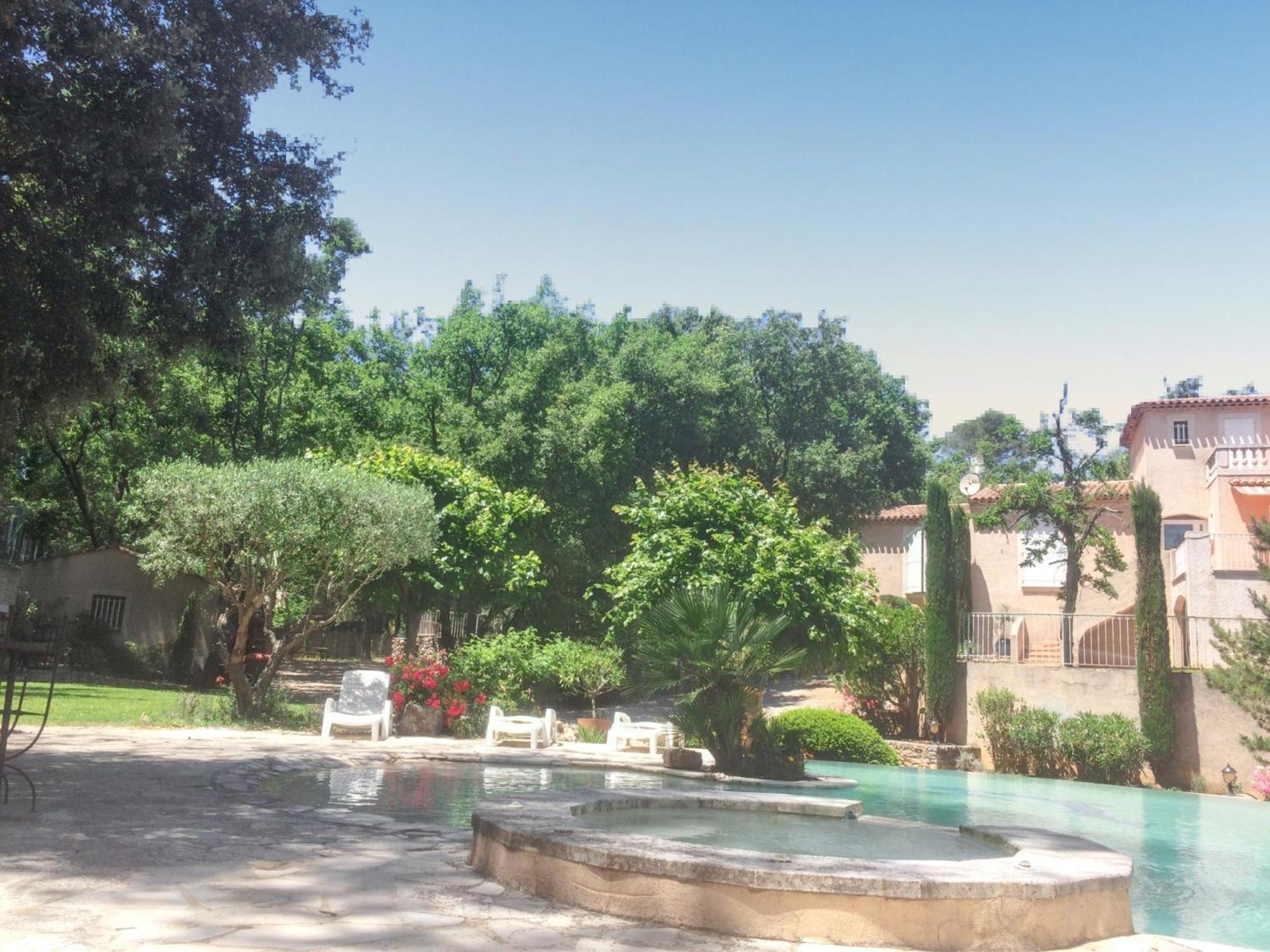 Villa Spacieuse Avec Piscine A Saint Maximin Dış mekan fotoğraf