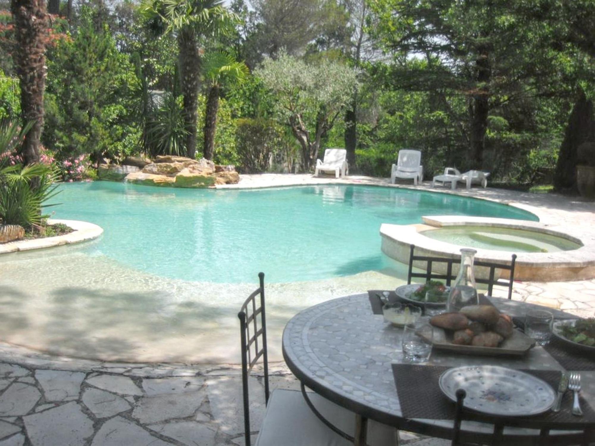 Villa Spacieuse Avec Piscine A Saint Maximin Dış mekan fotoğraf